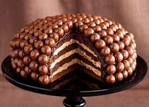 کیک قهوه ای با شکلات